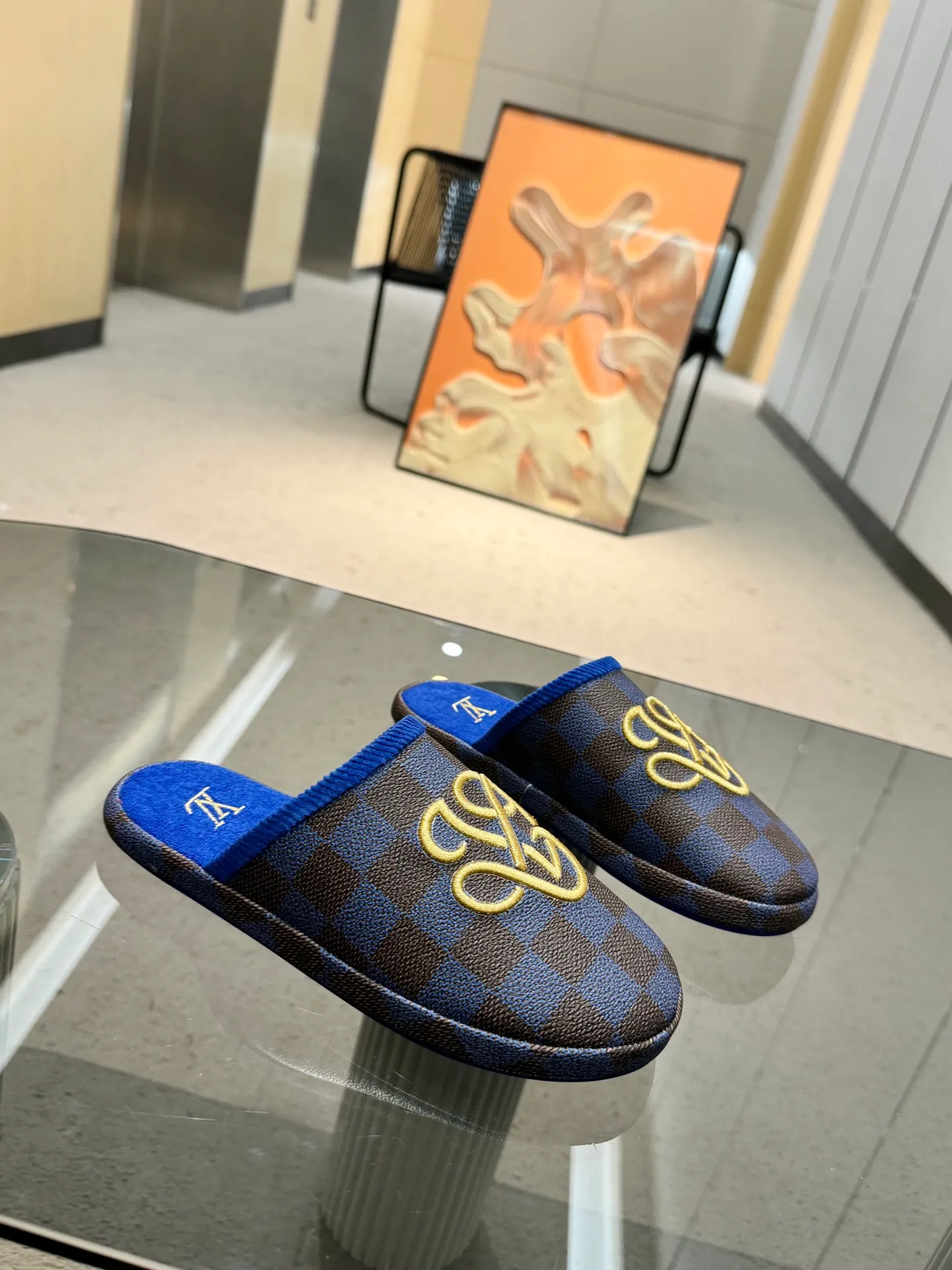 👟👟Ex-factory price 320👟👟 The 2024 couple’s counter features the latest hard goods of LV and Loewe co-branded slippers🆕 ✿Purchase level! Full of high-end feel! A popular model among bloggers at home and abroad, it’s retro and fashionable and looks amazing on your feet! Official website main recommendation code number 35-46